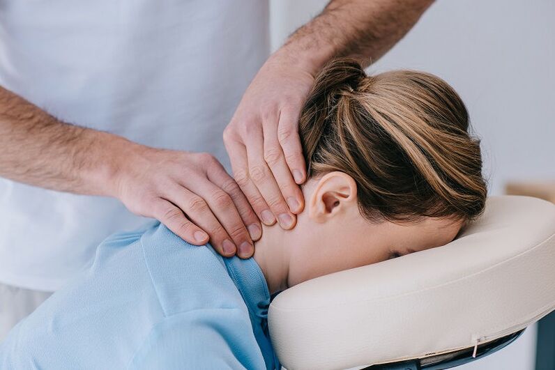 Um das neurologische Syndrom zu beseitigen, wird eine manuelle Massage verwendet
