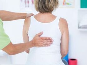 Ein Patient mit Beschwerden über Rückenschmerzen im Bereich der Schulterblätter wird von einem Arzt untersucht