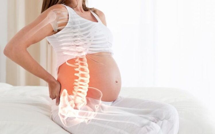 Schwangere Frauen haben aufgrund der erhöhten Belastung der Rückenmuskulatur Schmerzen in der Wirbelsäule zwischen den Schulterblättern